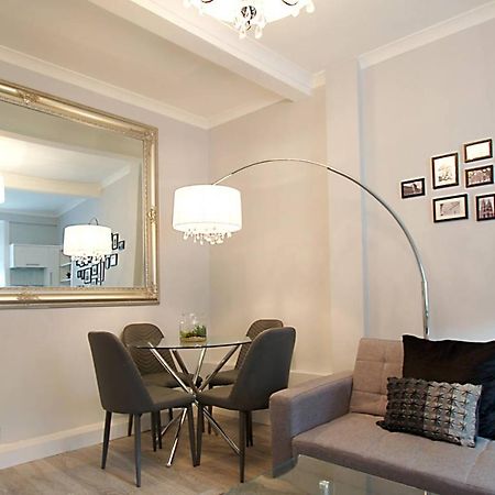 Joivy Unique Old Town Stay Under Edinburgh Castle Edimburgo Exterior foto